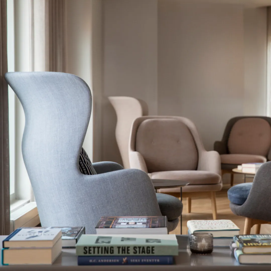 Ro Lounge Chair - Oak Base