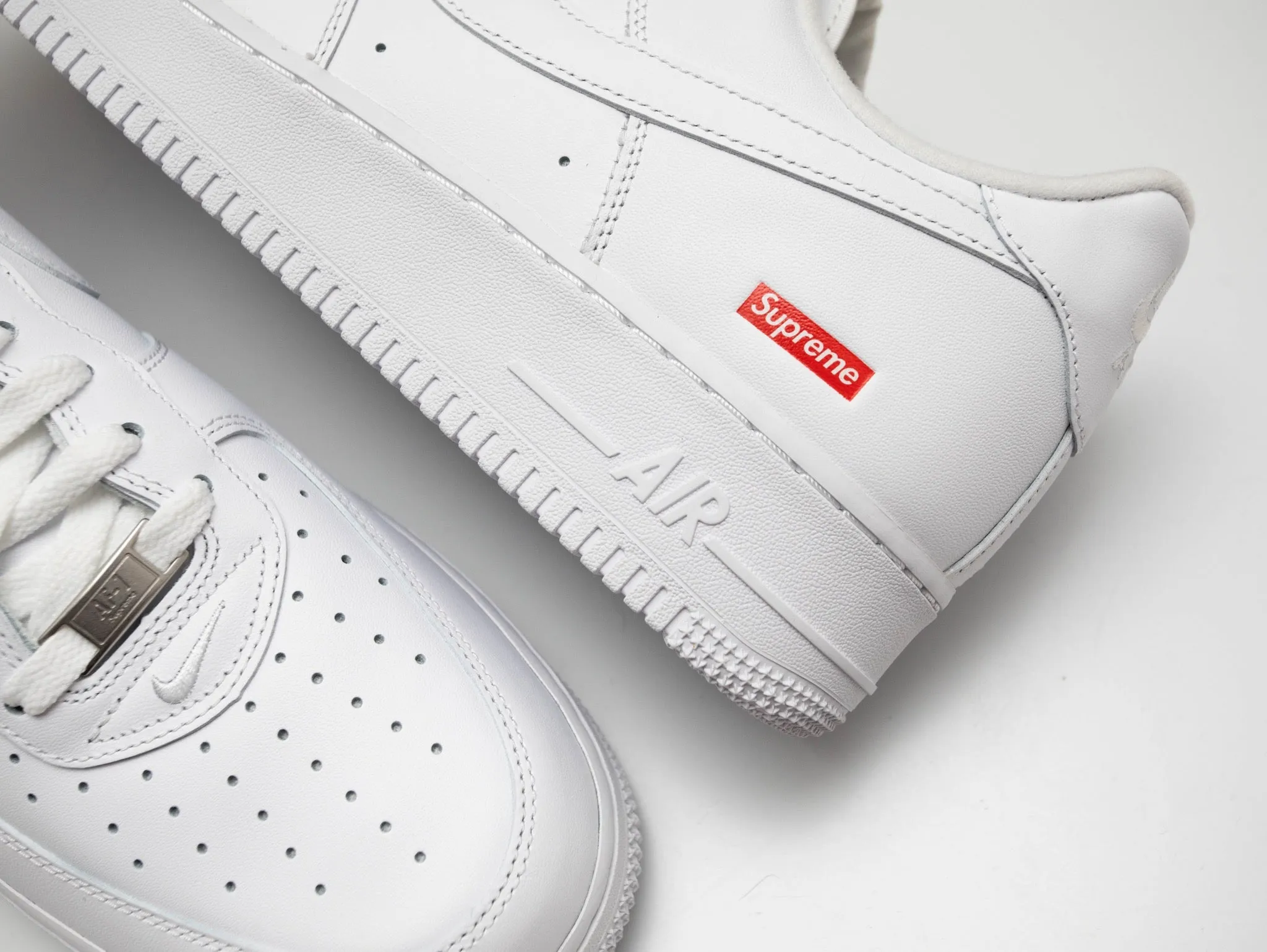 Tênis Nike - Air Force One x Supreme / Branco